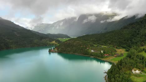 Schöne-Natur-Norwegen-Natürliche-Landschaft-Lovatnet-See.