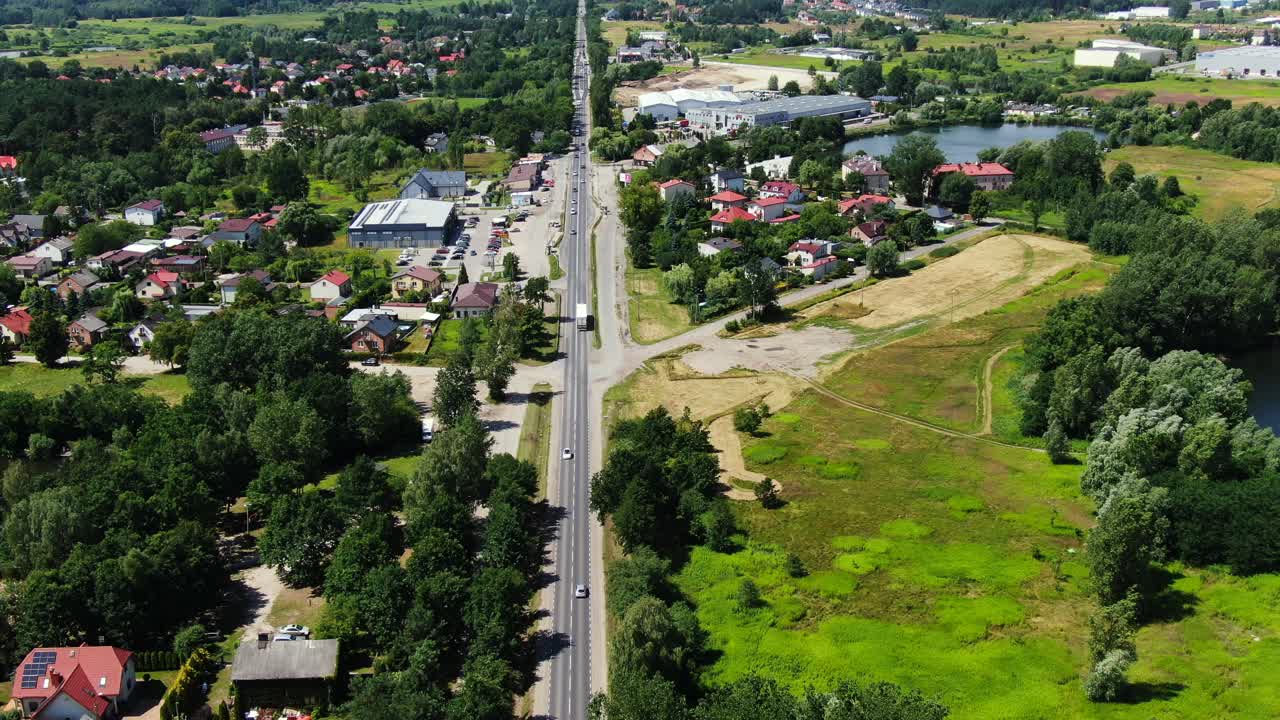 los camiones semirremolque se paran en las rampas del almacén en el parque logístico con centro de carga y esperan la carga y descarga de mercancías al atardecer