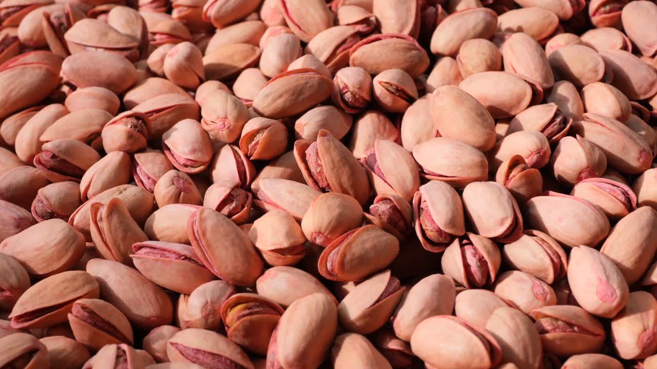 Un primo piano di un mucchio di pistacchi