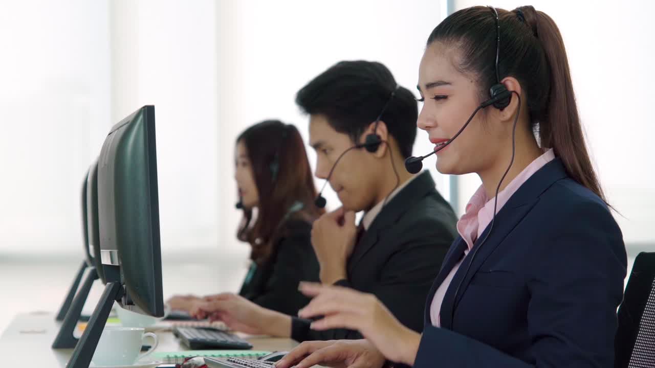 personas de negocios que usan auriculares trabajando en la oficina