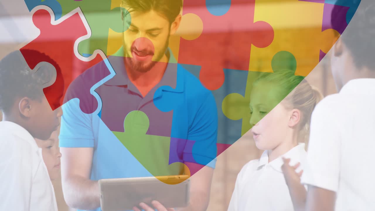 rompecabezas y icono de corazón sobre profesor y estudiantes caucásicos que usan tableta digital en la escuela