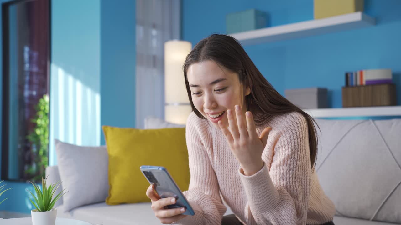 좌절한 아시아 젊은 여성은 화가 나고 화가 납니다.