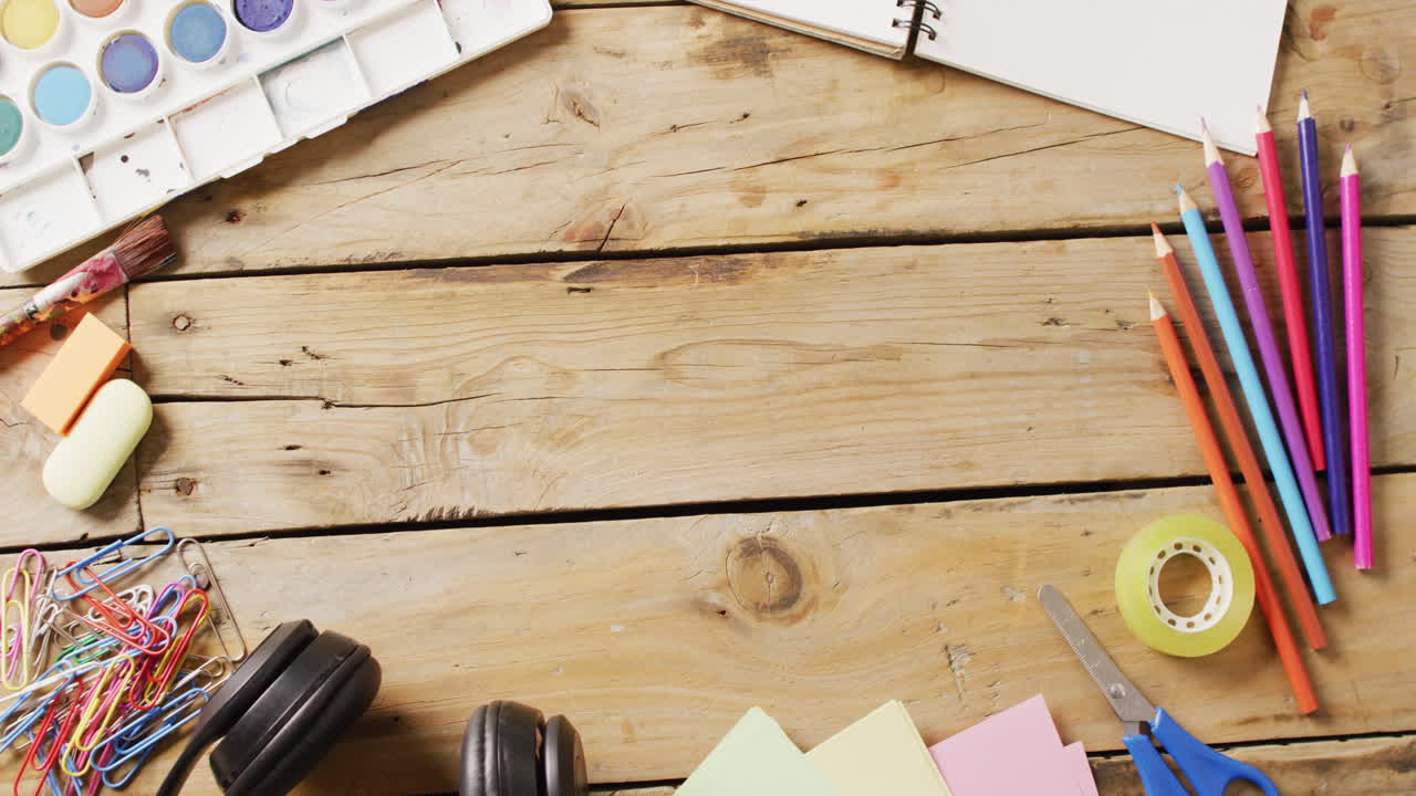 페인트, 연필, 헤드폰 및 서류의 비디오 나무 보드에 복사 공간과 함께