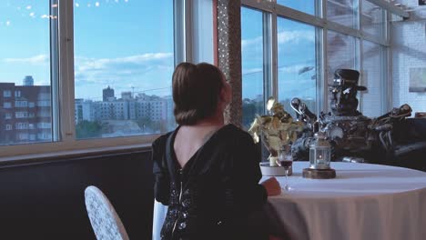 un robot steampunk y una mujer disfrutando de la cena.