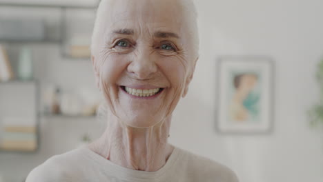 retrato de una mujer mayor sonriente
