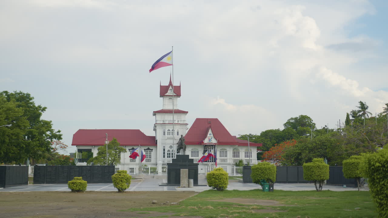 카위트, 카비테에 있는 아귀날도 사당과 필리핀 국기의 정적 와이드 샷