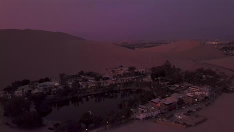 Toma-Aérea-De-4k-Sobre-El-Oasis-Del-Desierto-Conocido-Como-Huacachina-Ubicado-En-Perú