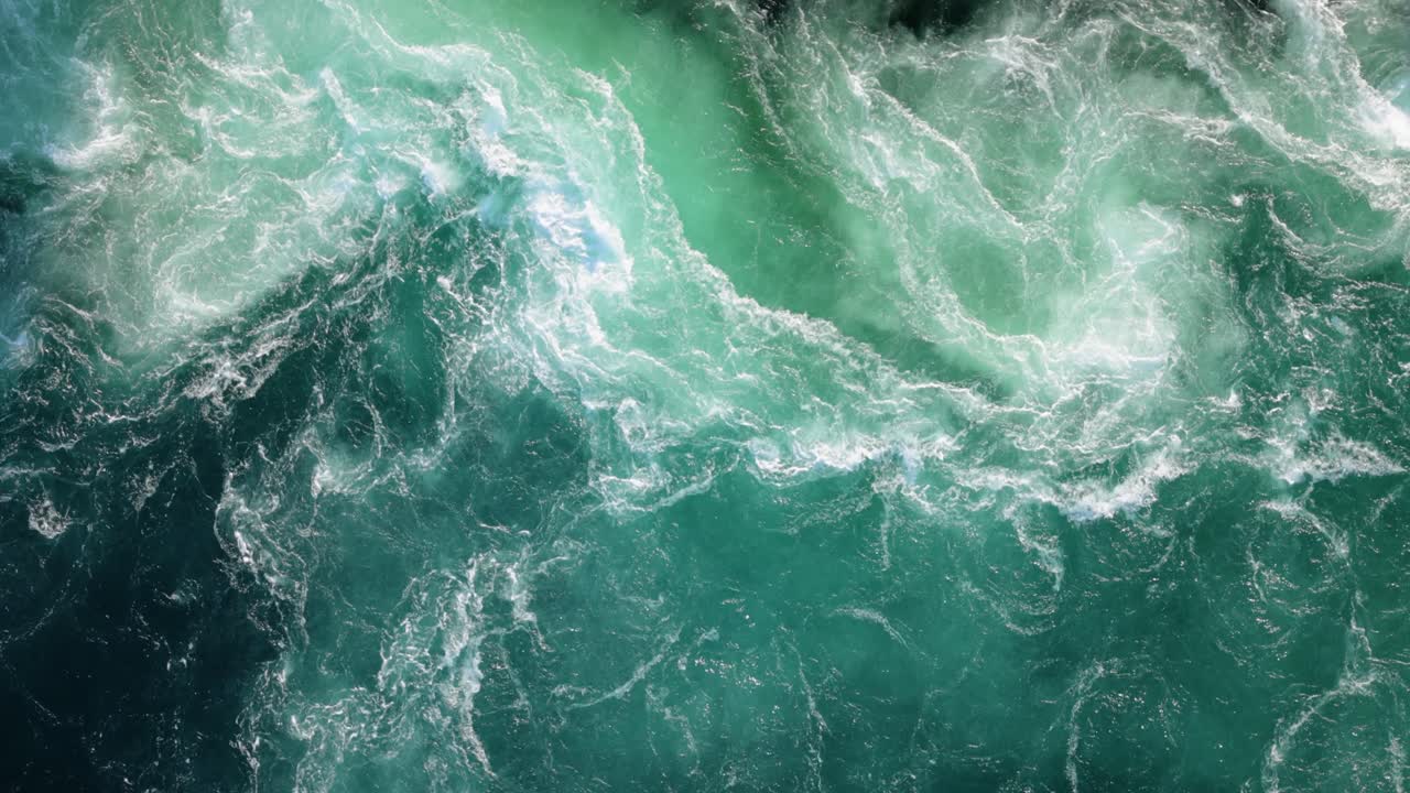 las olas azules de agua del río y el mar se encuentran durante la marea alta y la marea baja.