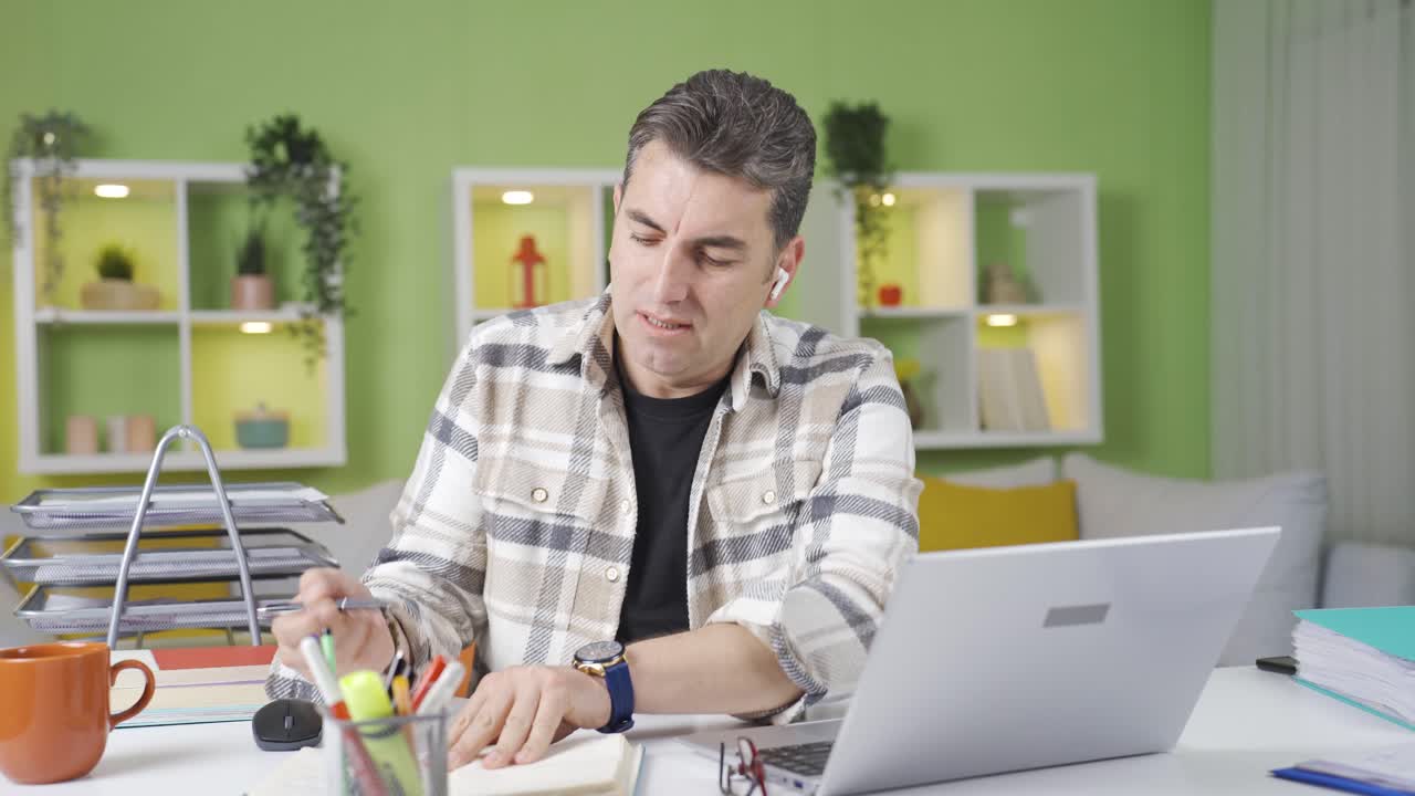 el empleado de oficina que mira su reloj se agita y entra en pánico.