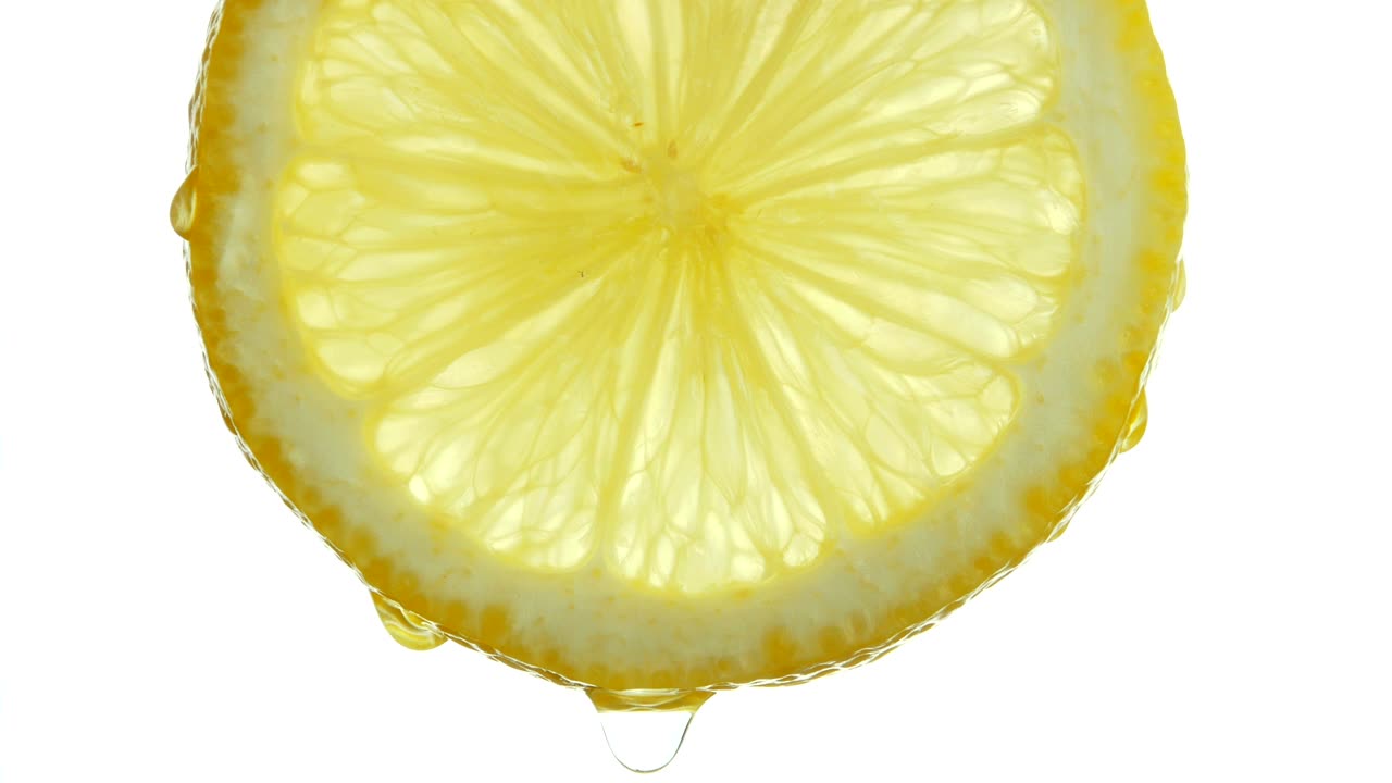신선한 과일의 개념, 레몬 조각의 클로즈 업 또는 매크로, 물 한 방울은 느린 동작으로 떨어집니다. 과일은 신선함과 주스 채우기를 제공합니다.