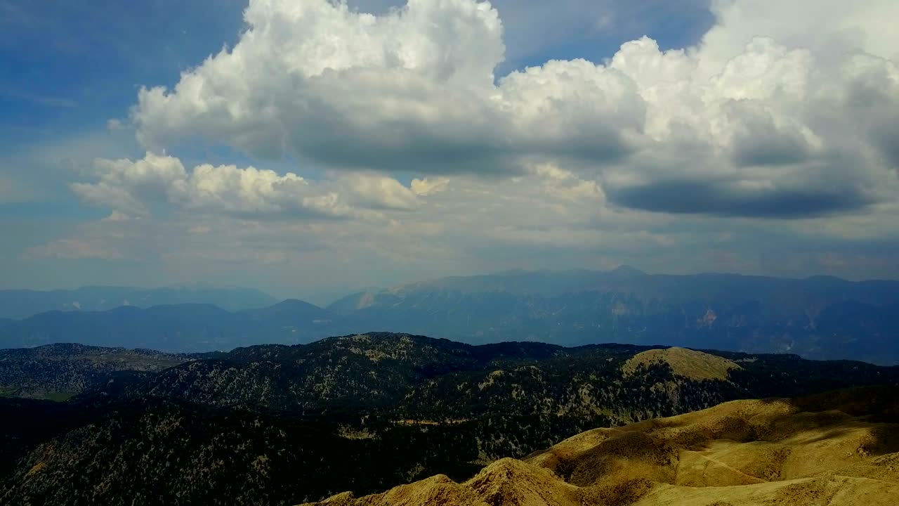 터키의 타우루스 산맥 (taurus mountains) 에 있는 타흐탈리 산 (tahtalı) 의 꼭대기.