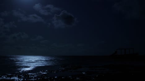 Luna-Sobre-El-Agua-De-La-Playa