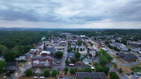 Innenstadt-Von-Milton,-Pennsylvania,-Mit-Drohnenvideo-Im-Vormarsch