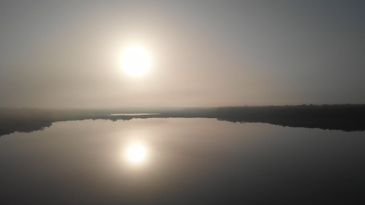 일출 동안 자연의 멕시코 호수 위로 드론 비행