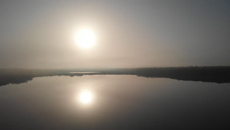 vuelo de drones sobre el lago mexicano en la naturaleza durante el amanecer