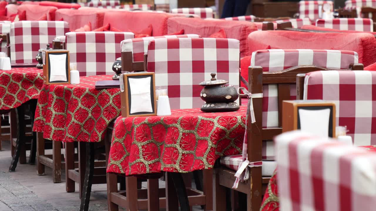 빨간색과 색의 체크 된 야외 카페 테이블과 의자