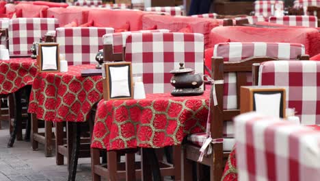 mesas y sillas de café al aire libre a cuadros rojos y blancos