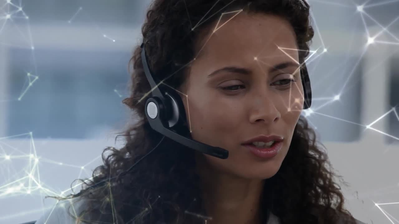 Animazione di elaborazione dati su donna d'affari che utilizza cuffie telefoniche