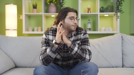 un joven deprimido con trastornos personales.