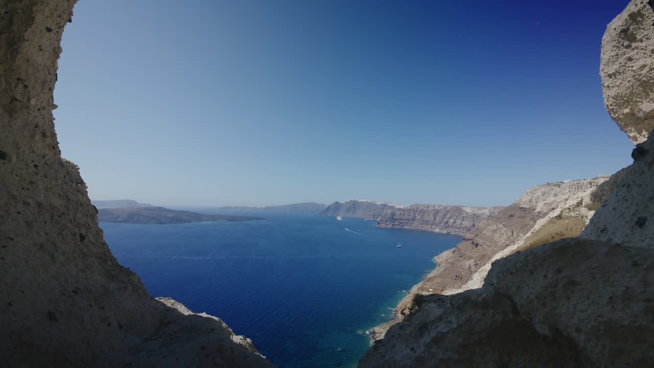 recorrido por el corazón de la vista del acantilado de la cueva de santorini, grecia