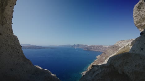 Recorrido-Por-El-Corazón-De-La-Vista-Del-Acantilado-De-La-Cueva-De-Santorini,-Grecia