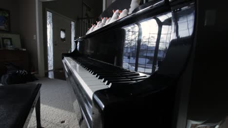 un piano con teclas enmarcadas