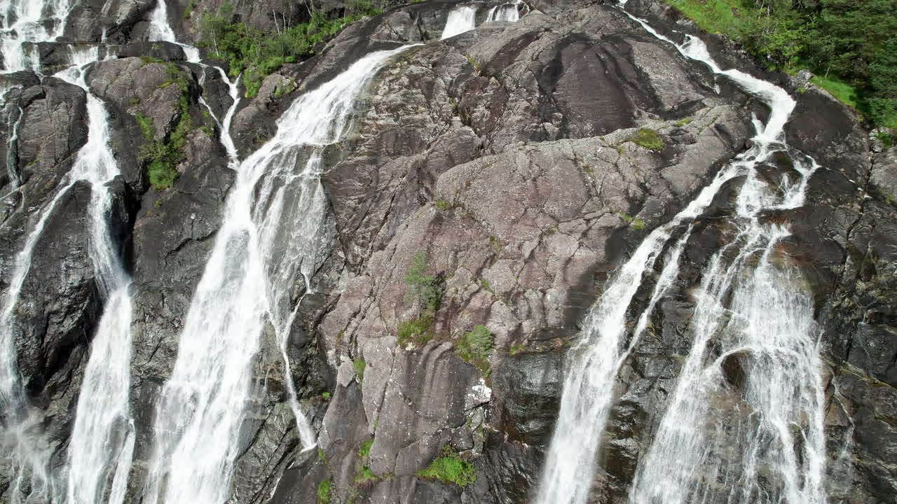 la parte superior de la cascada de laukelandsfossen en noruega
