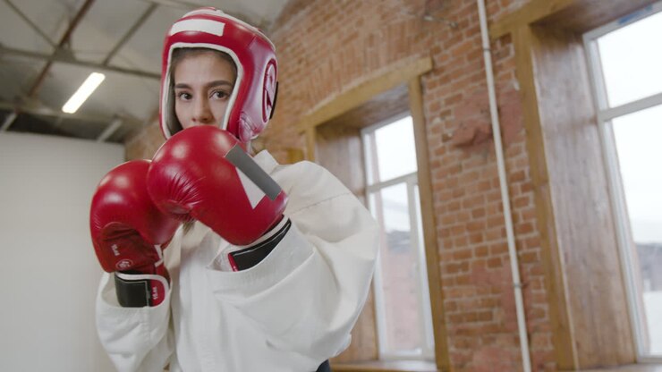Atleta con guanti da combattimento