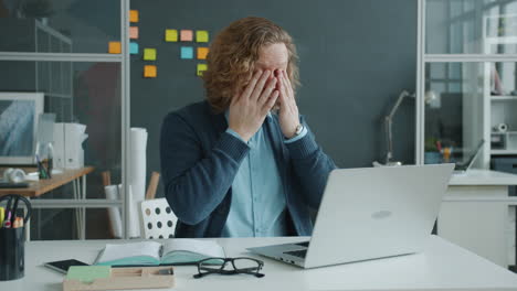 hombre de negocios cansado
