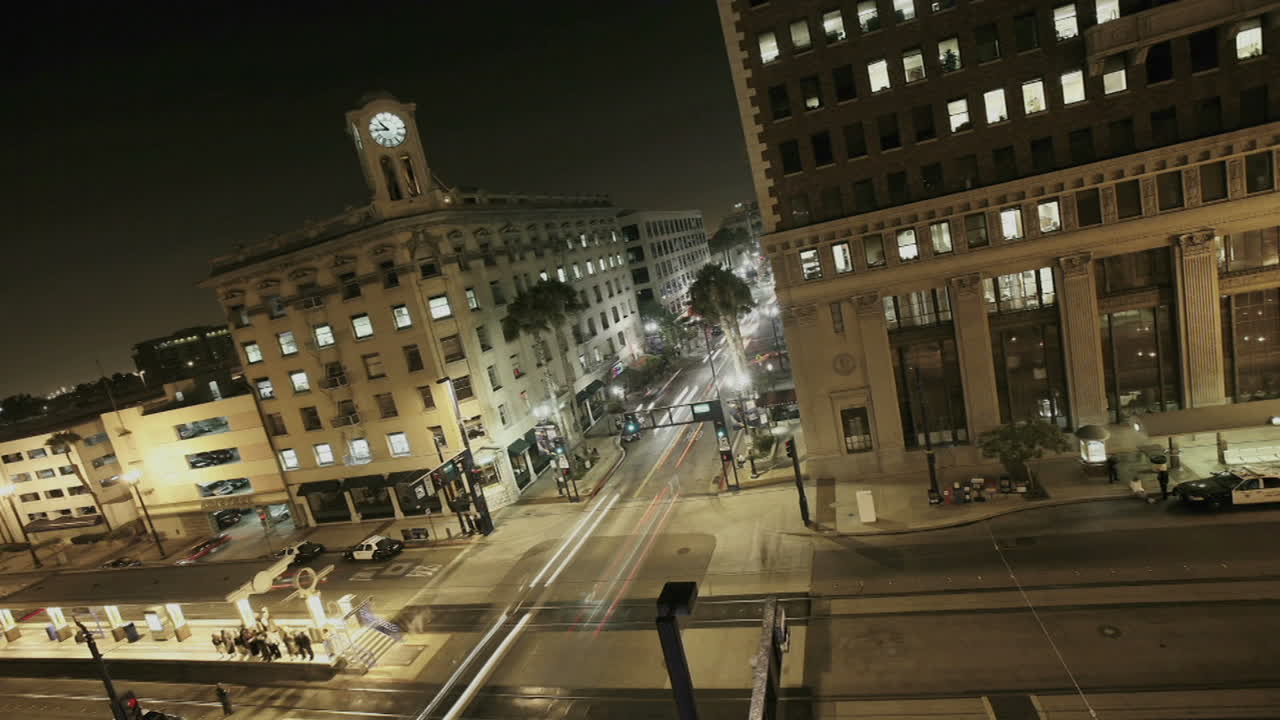 밤에 바쁜 교차로를 통해 트래픽 드라이브