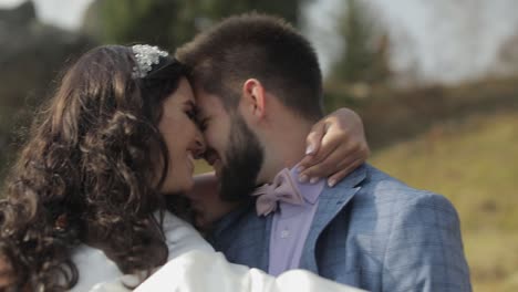 Novio-Con-Novia-En-El-Parque.-Pareja-De-Boda.-Familia-Feliz-Enamorada