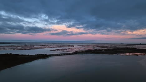 una vista aérea sobre el pantano salado en freeport, ny durante una puesta de sol nublada