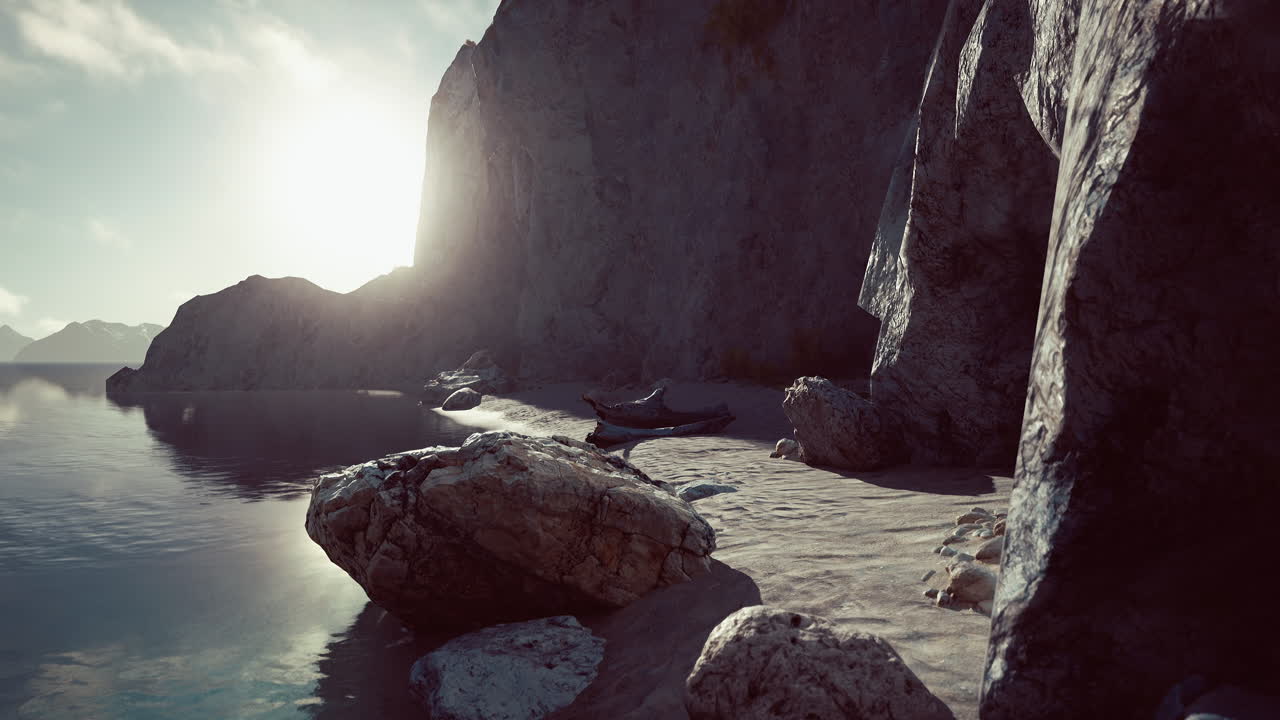 거친 해안선 위에서 놀라운 해가 뜨는 모습