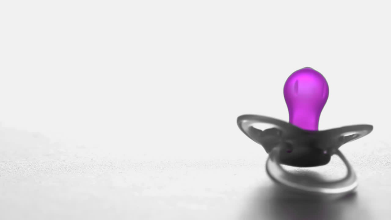 chupete cayendo sobre un fondo blanco