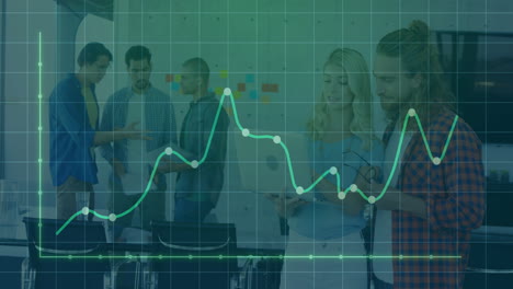 animación del procesamiento de datos financieros sobre diversas personas de negocios