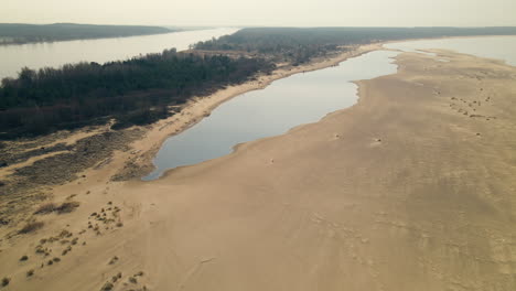 Vasta-Duna-En-Alta-Mar-Con-El-Río-Vistula-En-El-Fondo-En-La-Isla-Sobieszewo,-Bahía-De-Gdansk,-Mar-Báltico,-Polonia