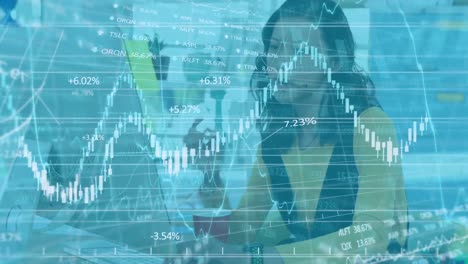 Börsen--Und-Finanzdatenverarbeitung-über-Eine-Asiatische-Frau,-Die-Während-Der-Arbeit-Im-Büro-Einen-Computer-Benutzt
