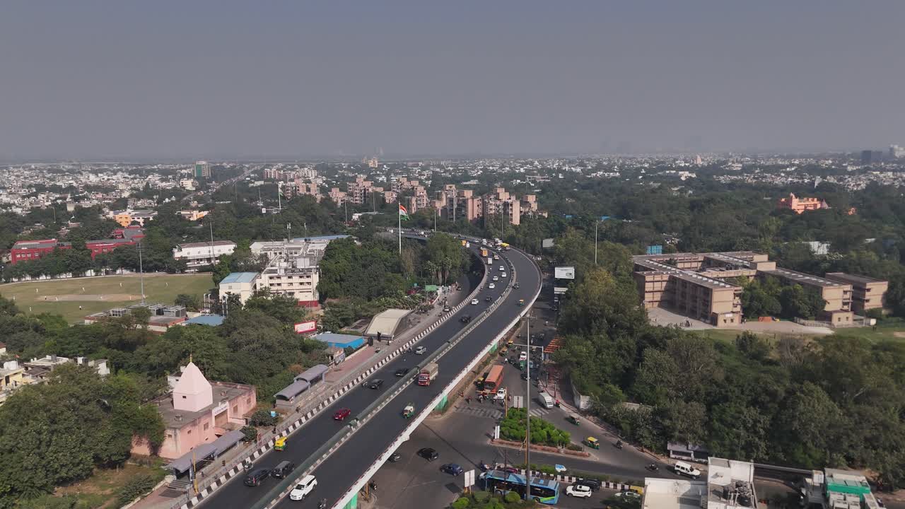Filmato aereo che mette in risalto l'architettura del celebre stadio di Delhi