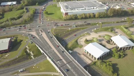 Drone-Vista-Aérea-Del-Tráfico-En-Una-Intersección-En-Sunderland,-Noreste-De-Inglaterra