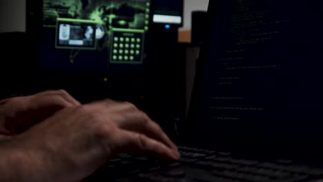 pirata informático que trabaja en la codificación de la trastienda sombría
