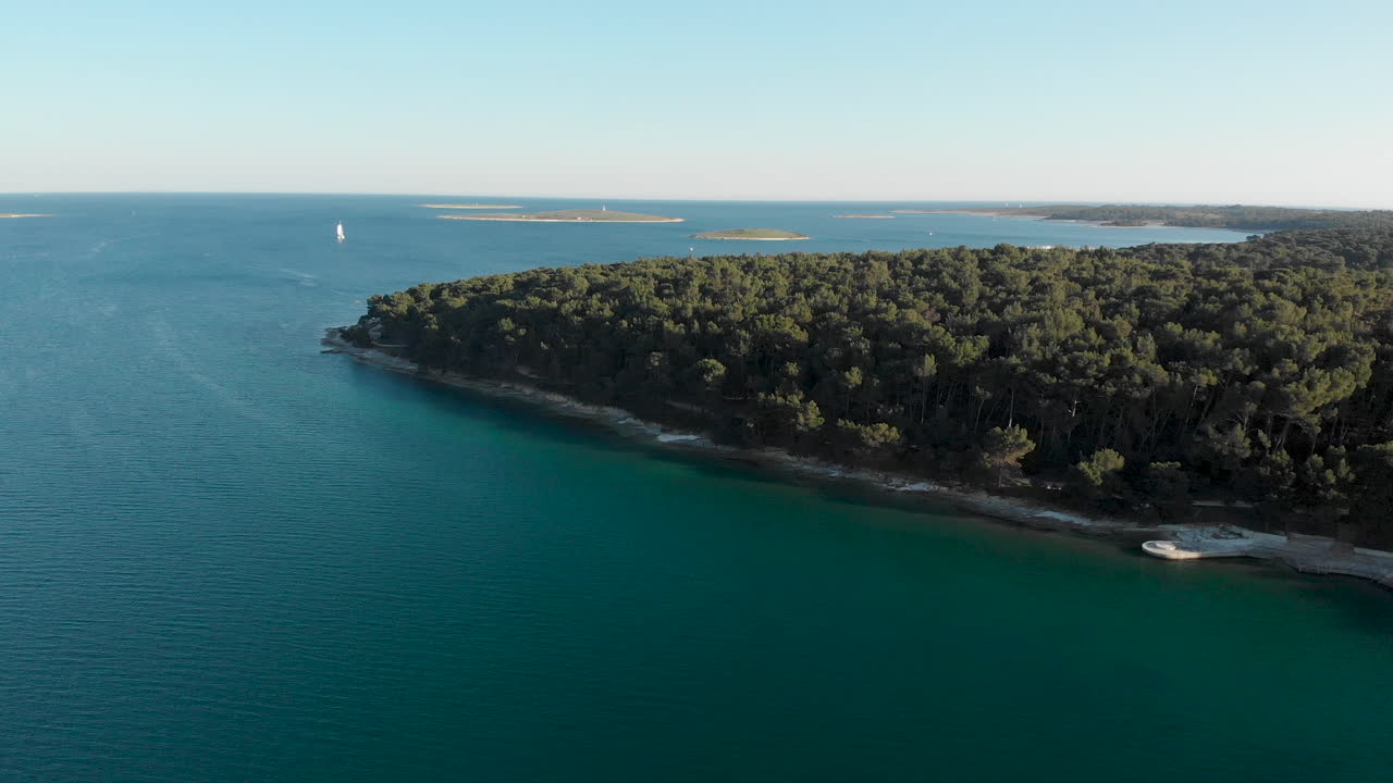 Costa rocciosa mediterranea a Premantura, vicino a Kamenjak in Croazia