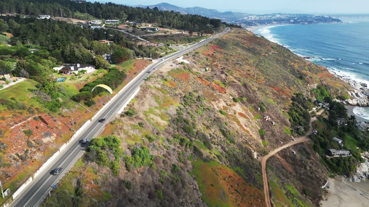 파라이소 지역, 칠레의 해변 위의 패러글라이딩 비행