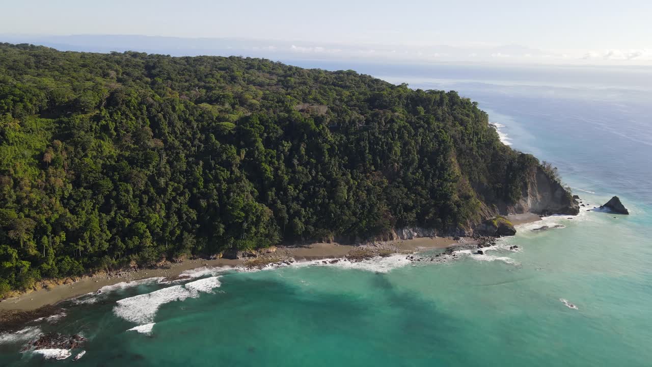 vista aérea lenta del lado de un acantilado oceánico en la península de osa, costa rica