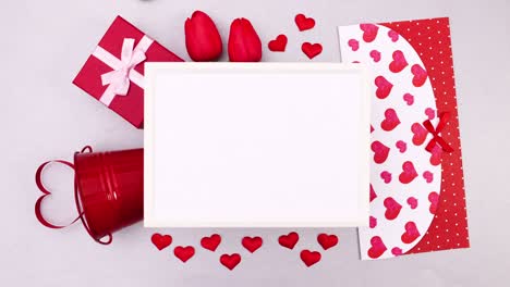sobre del día de san valentín, corazones, regalos y flores se mueven alrededor del marco para el texto.