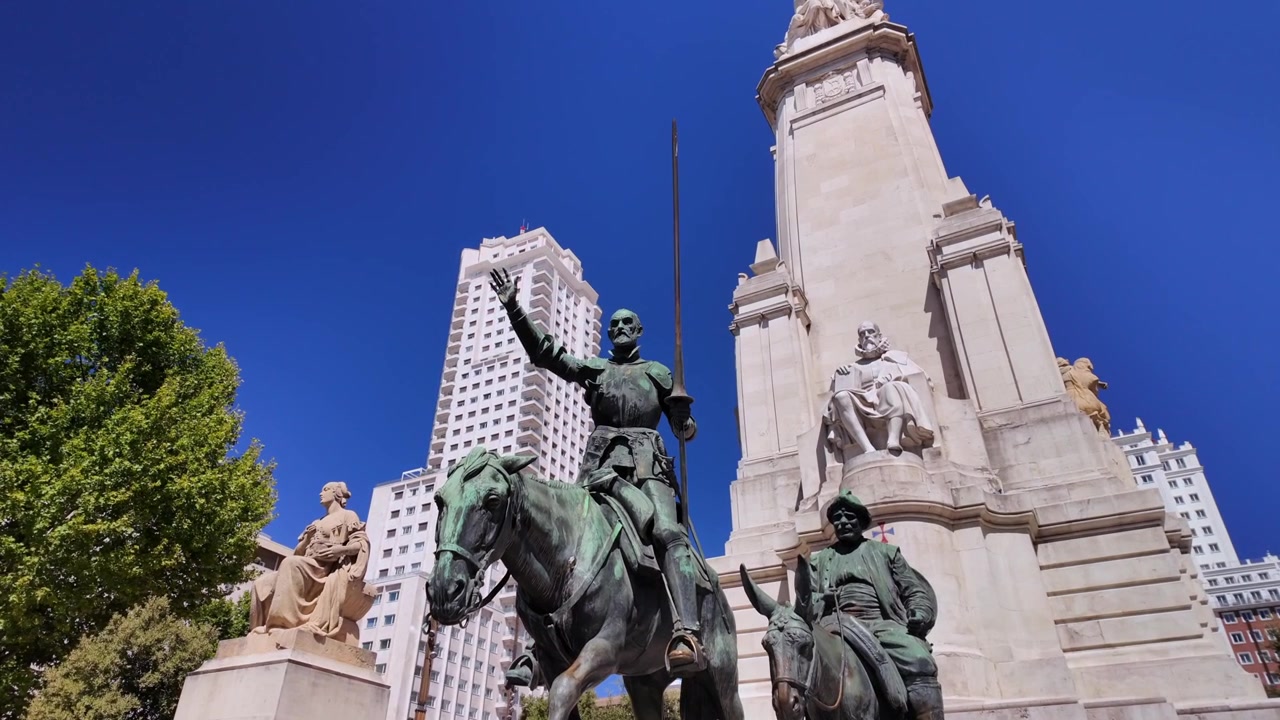 Vista de baixo ângulo das estátuas de Dom Quixote e Sancho Pança no Monumento a Cervantes na Plaza de España, Madrid