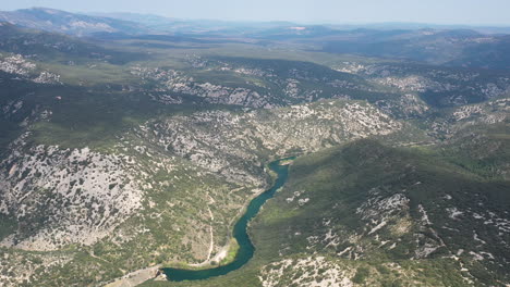 presa eléctrica en el río herault y las gargantas francia drone aéreo disparado global