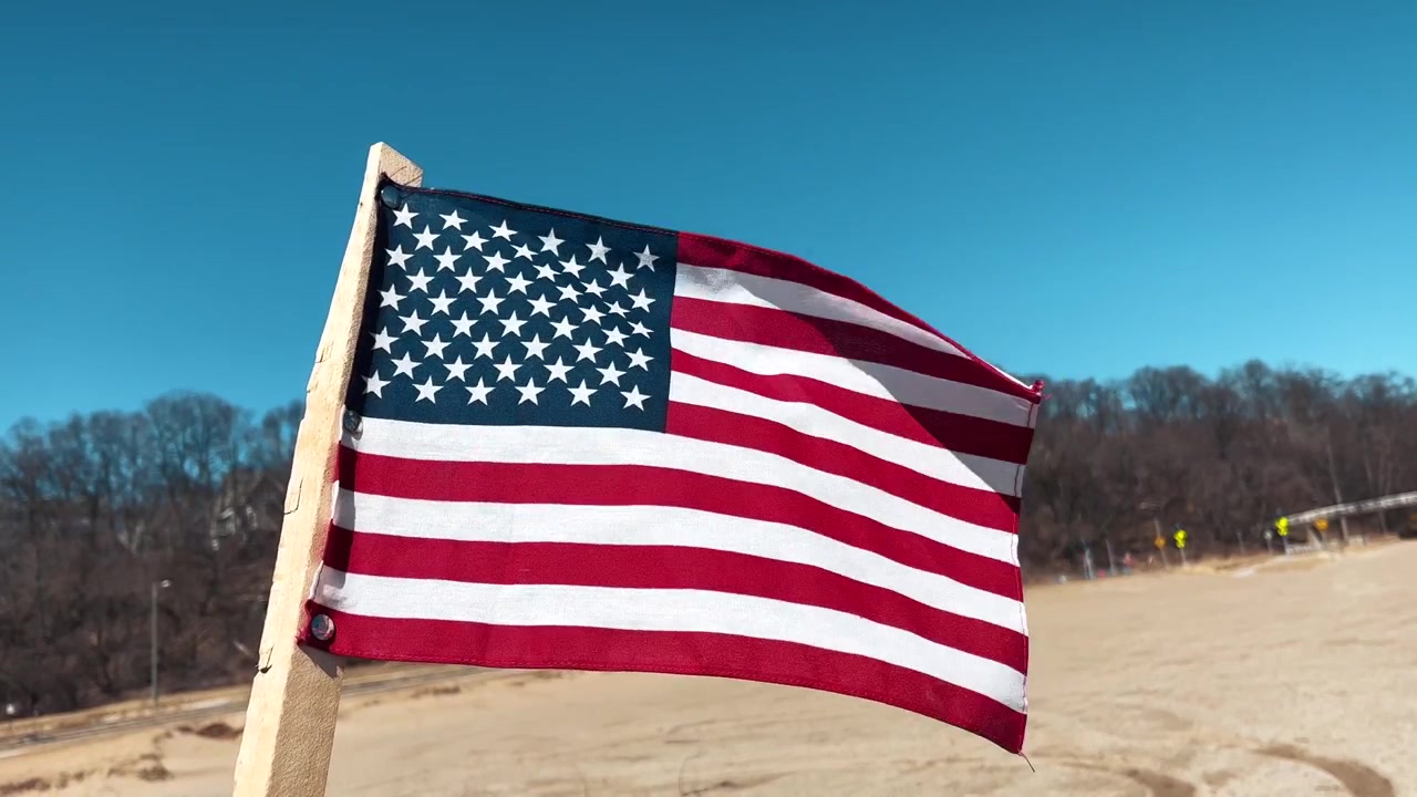 Udsigt til det amerikanske flag mod en blå himmel