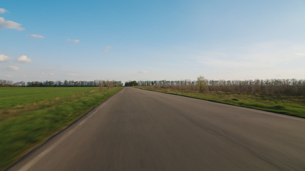 바이커는 시골길을 타고 트랙터는 그를 지나쳐 hd 비디오를 탄다