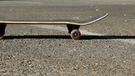 patineta en estacionamiento rollos por cámara de izquierda a derecha deportes extremos