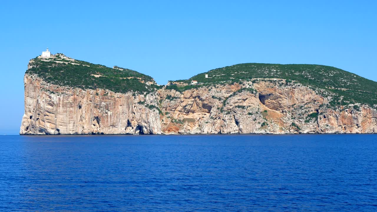 카포 카키아 절벽과 등대. 배에서 찍은 사진.